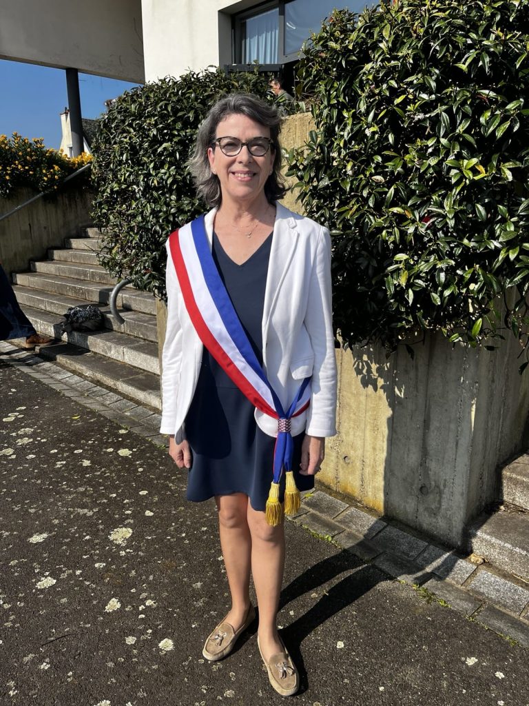 Photo d'Armelle Billard avec son écharpe de maire